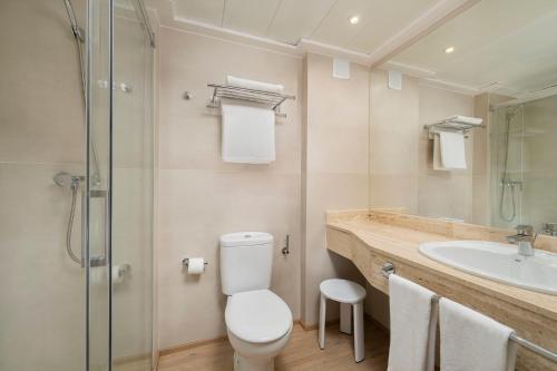 a bathroom with a toilet and a sink and a shower at Apartamentos turísticos Jardines del Plaza in Peñíscola