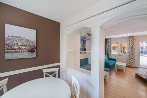 a living room with a couch and a table at Apartamentos turísticos Jardines del Plaza in Peñíscola