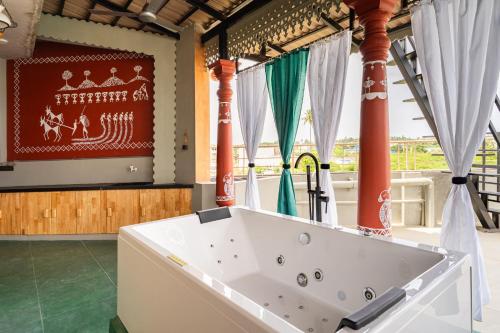 Φωτογραφία από το άλμπουμ του AR Lighthouse Bay Villa with Terrace Jacuzzi by Roscotel σε Ποντισερί