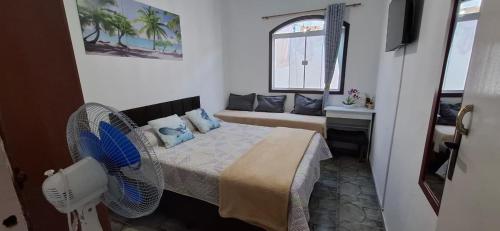 una piccola camera da letto con un letto e una finestra di Brachil 1 a Búzios