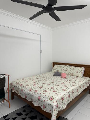 Ένα ή περισσότερα κρεβάτια σε δωμάτιο στο Homestay Abah