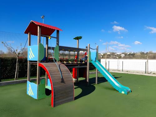 un patio de recreo con un tobogán en un parque en Gite Leoannatim, en Ruoms