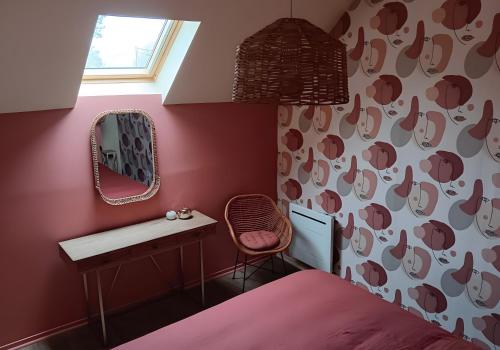 a bedroom with a pink wall with a mirror at La Pause Picarde - Baie De Somme 2 in Franleu