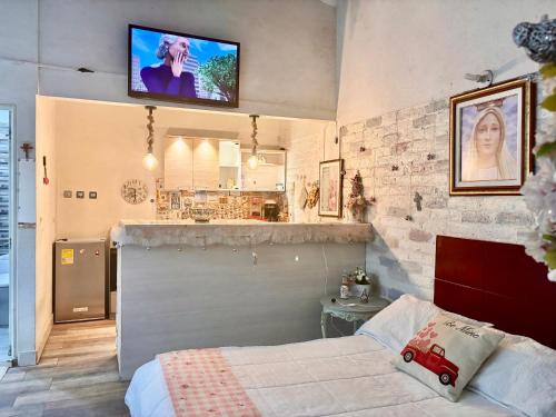 ein Schlafzimmer mit einem Bett und einem Fernseher an der Wand in der Unterkunft Balcones de San Sebastián Villa de Leyva in Villa de Leyva