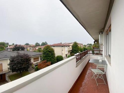 a balcony with two chairs and a view of a city at Stay Friuli Pordenone 3 Camere in Pordenone