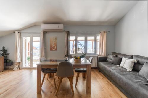 un salon avec un canapé et une table dans l'établissement Kalliston - Meteora, à Kalambaka