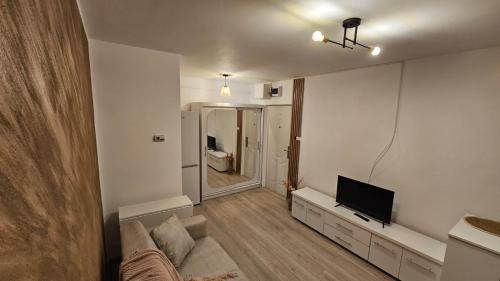 サトゥ・マーレにあるApartament M&B 2のソファと薄型テレビのあるリビングルーム