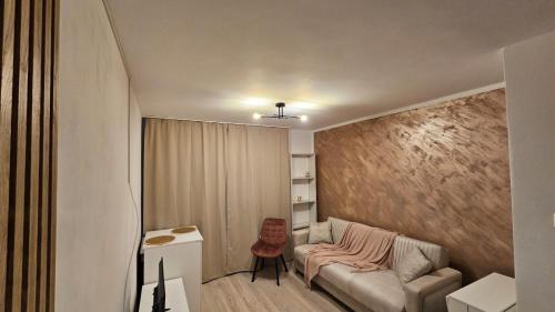 サトゥ・マーレにあるApartament M&B 2のソファと椅子のあるリビングルーム