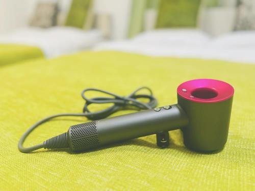 a microphone sitting on top of a table at Shinjuku新宿公園 in Tokyo