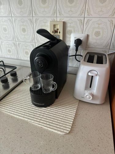 a coffee maker and a toaster on a kitchen counter at Stay Friuli Pordenone 3 Camere in Pordenone