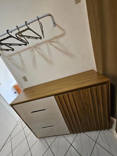 una cucina con un piano di lavoro in legno in una stanza di Moradas da Bêh a São José