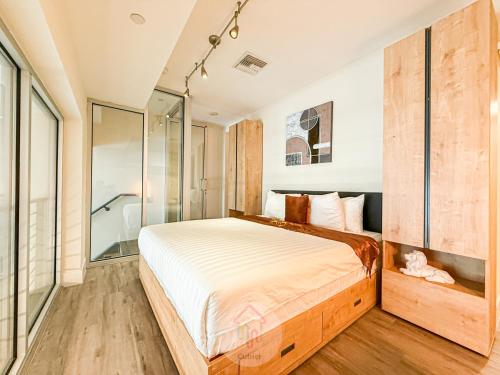 Ένα ή περισσότερα κρεβάτια σε δωμάτιο στο Sleek 1BR Loft in Luxury High-Rise - 103 - GL