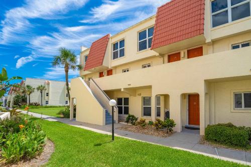 une rangée d'immeubles d'appartements avec une pelouse verte dans l'établissement Pier Point South Oceanfront Townhouse Condo E-60, à Saint Augustine Beach