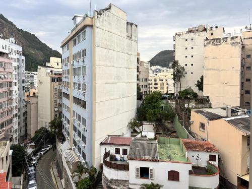 Pemandangan gunung umum atau pemandangan gunung yang diambil dari apartmen