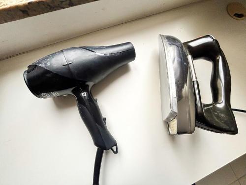 un secador de pelo y un cuchillo en la pared en Edifício Dez de Março, en Río de Janeiro