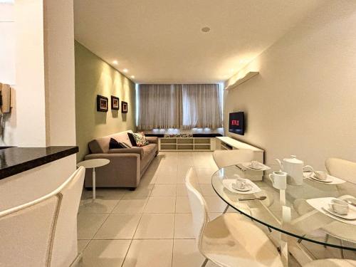 ein Wohnzimmer mit einem Tisch und einem Sofa in der Unterkunft Edifício Dez de Março in Rio de Janeiro