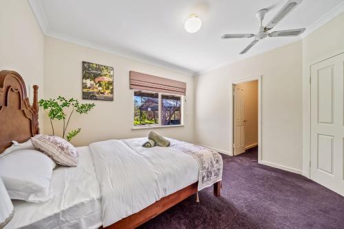 Giường trong phòng chung tại Grand 6BR Farmstay in Airport Coogee Beach&Fremantle