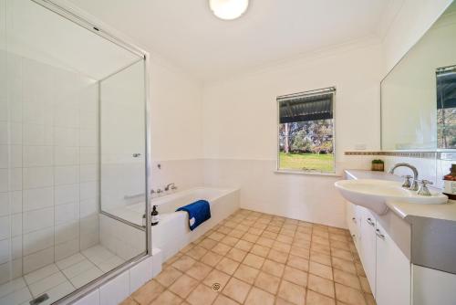 Phòng tắm tại Grand 6BR Farmstay in Airport Coogee Beach&Fremantle