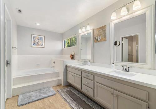 Ένα μπάνιο στο @ Marbella Lane - 4BR Cozy home in SJ Pool