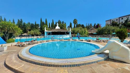 Bazén v ubytování Hammamet Garden Resort and Spa nebo v jeho okolí