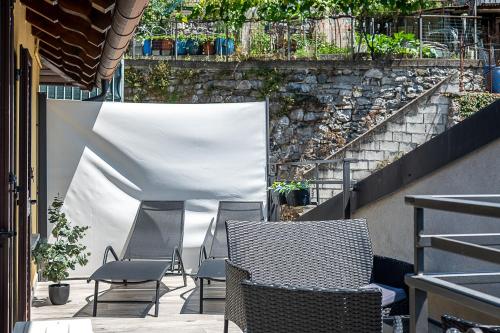 Un lugar para sentarse en The window on the lake, free parking