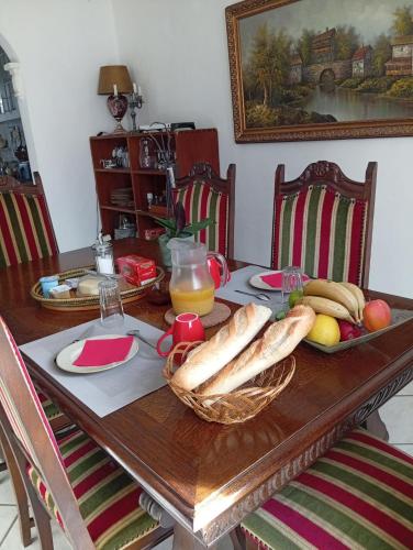 GollainvilleにあるPavillon de Diane, Le Malesherboisのテーブル(パンとオレンジジュースのバスケット付)