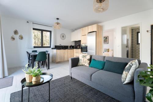Dapur atau dapur kecil di Maisonnette avec Jacuzzi, climatisation & place de parking