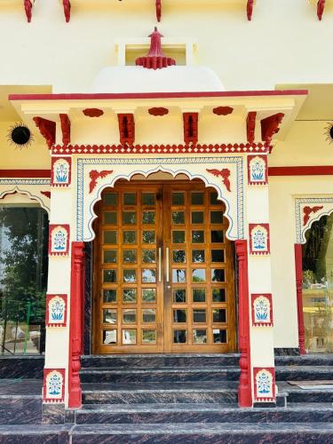 an entrance to a building with a wooden door at Virasat Haveli - A Heritage Boutique Hotel in Sawāi Mādhopur
