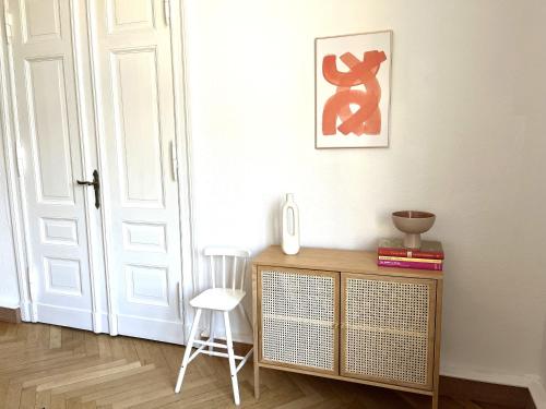 a room with a table and a chair and a door at 170qm 3 Schlafzimmer 2 Parkplätze 2 Bäder in Frankfurt/Oder