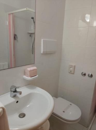 Bilik mandi di Hotel Hollywood