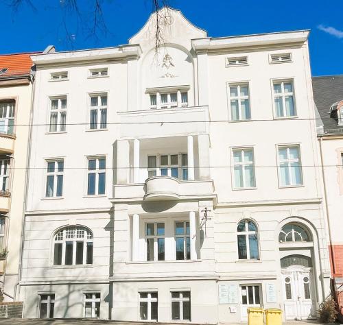 a large white building with windows on a street at 170qm 3 Schlafzimmer 2 Parkplätze 2 Bäder in Frankfurt/Oder