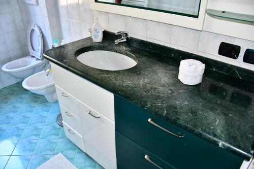 a bathroom with a sink and a toilet at La casa dei nonni in Soave