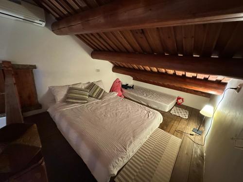 an overhead view of a bed in a bedroom at 依山行館 浪漫恬靜的落腳處 in Jincheng