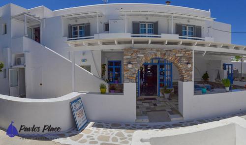 a white house with an archway in front of it at Pavlos Place in Antiparos Town