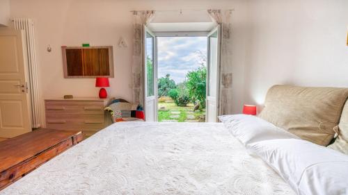 - une chambre avec un grand lit et une porte coulissante en verre dans l'établissement Casa Bella vista, à Vallecchia