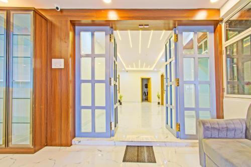 a room with blue doors and a hallway at Super Townhouse Melody Mings in Upal