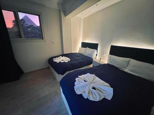 Postel nebo postele na pokoji v ubytování Lavista pyramids view hotel