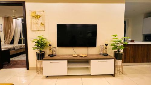 Телевизор и/или развлекательный центр в Montressa High Rise Apartments Facing Centaurus Mall Islamabad