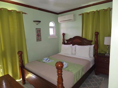 Postel nebo postele na pokoji v ubytování Negril Ocean View Apartment