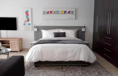 a bedroom with a large bed and a couch at Simply The Choice Manor in Panorama