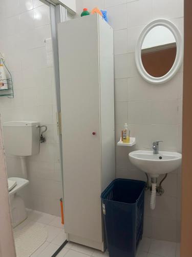 a small bathroom with a sink and a mirror at Gafo da Longa in Satriano