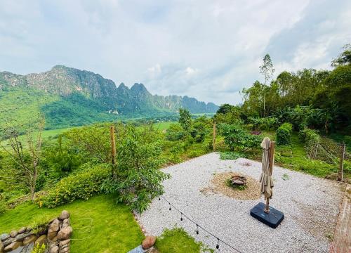 Lương SơnにあるMK Homeの山を背景にした庭園の彫像