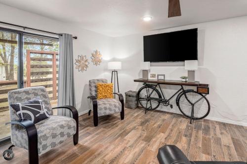 een woonkamer met een fiets aan de muur bij Modern 2BR Townhouse - Near Bike Trails & Golf in Dug Hill