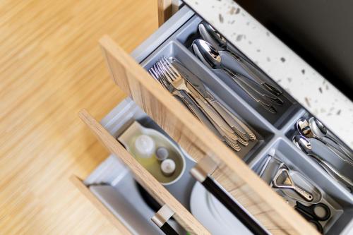 un cajón lleno de utensilios en una cocina en Embassy Studio 303, en Vilna