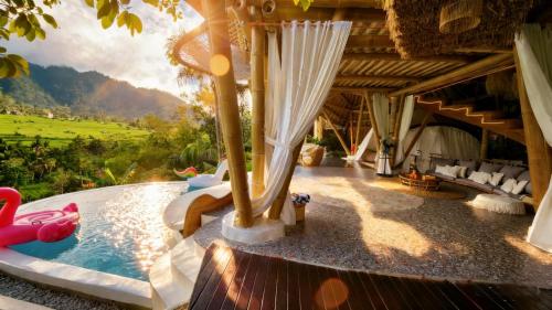 SelatにあるLuxury Bamboo Villaの山々の景色を望むリゾートプール