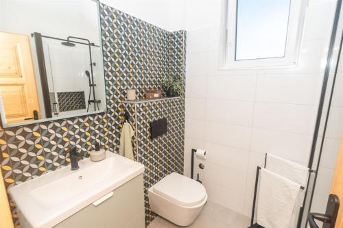 a bathroom with a toilet and a sink and a mirror at Dobra vila kuća za odmor in Zadoborje