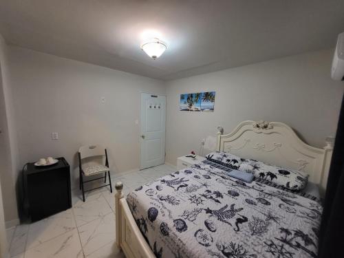 une chambre avec un grand lit et une chaise dans l'établissement Paseo Miami, à Miami