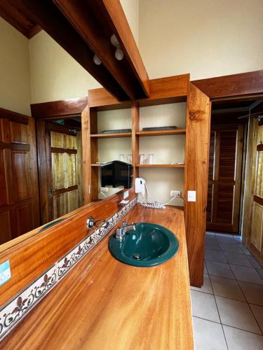 a bathroom with a green sink in a room at Hotel Montaña Monteverde in Monteverde Costa Rica