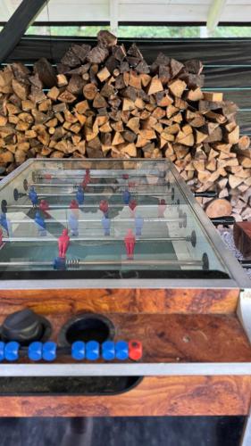 a game table with a pile of fire wood at Domek Pierwiosnek Ustroń - cisza, las, balia i totalny relaks - Ucieknij od zgiełku i poczuj spokój natury in Ustroń