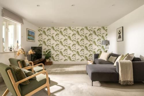 Ruang duduk di Modern Cotswolds lakeside retreat spa and pool